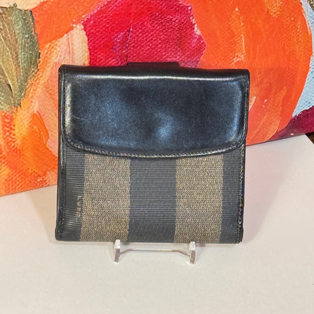 Fendi Mans Elegant Black and Tan bifold wallet - Picture 6 of 16